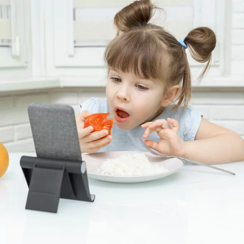 Help Your Child Adopt a Healthy Digital Diet: Balancing Screen Time and Eating Habits.